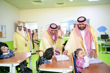 أمير جازان يتفقد مركز جمعية الأطفال ذوي الإعاقة ويشيد بالخدمات المقدمة للفئة الغالية