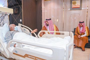 أمير جازان يزور الأديب إبراهيم مفتاح بالمستشفى ويطمئن على صحته