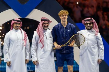 بحضور تركي آل الشيخ سينر يحافظ على لقبه ويتوج بطلا لبطولة 2025 Six Kings Slam في موسم الرياض بحضور تركي آل الشيخ سينر يحافظ على لقبه ويتوج بطلا لبطولة 2025 Six Kings Slam في موسم الرياض
