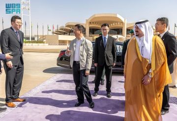 نائب رئيس جمهورية الصين الشعبية يغادر الرياض وفي مقدمة مودعيه نائب أمير المنطقة نائب رئيس جمهورية الصين الشعبية يغادر الرياض وفي مقدمة مودعيه نائب أمير المنطقة