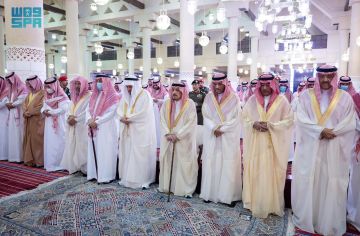 أمير الرياض يؤدي صلاة الميت على خالد بن محمد بن تركي آل سعود أمير الرياض يؤدي صلاة الميت على خالد بن محمد بن تركي آل سعود