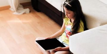 دراسة: قضاء الأطفال وقتا طويلا أمام شاشات الأجهزة الإلكترونية يقلص تحصيلهم الدراسي دراسة: قضاء الأطفال وقتا طويلا أمام شاشات الأجهزة الإلكترونية يقلص تحصيلهم الدراسي