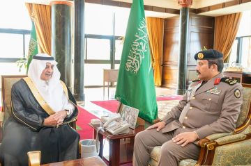 أمير منطقة تبوك يستقبل مدير شرطة المنطقة الجديد اللواء محمد الزهراني أمير منطقة تبوك يستقبل مدير شرطة المنطقة الجديد اللواء محمد الزهراني