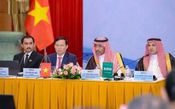 وزير الصناعة يشهد توقيع 5 اتفاقيات استثمارية بين السعودية وفيتنام وزير الصناعة يشهد توقيع 5 اتفاقيات استثمارية بين السعودية وفيتنام