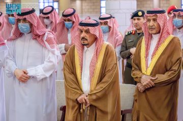 أمير الرياض يؤدي صلاة الميت على هيفاء بنت تركي بن سعود الكبير آل سعود أمير الرياض يؤدي صلاة الميت على هيفاء بنت تركي بن سعود الكبير آل سعود