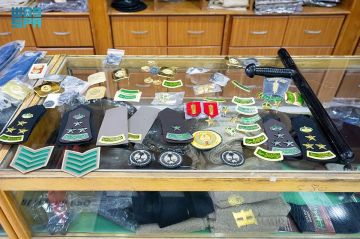 اللجنة الأمنية بإمارة الرياض تغلق 3 محال وتصادر رتبا وشعارات عسكرية مخالفة اللجنة الأمنية بإمارة الرياض تغلق 3 محال وتصادر رتبا وشعارات عسكرية مخالفة