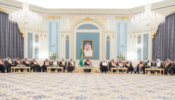 ولي العهد يستقبل الأمراء والعلماء والوزراء وجمعا من المواطنين الذين قدموا للسلام عليه ولي العهد يستقبل الأمراء والعلماء والوزراء وجمعا من المواطنين الذين قدموا للسلام عليه