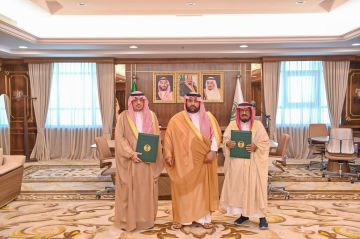 أمير جازان يشهد توقيع مذكرة تفاهم بين فرع البيئة وجمعية النحالين بالمنطقة أمير جازان يشهد توقيع مذكرة تفاهم بين فرع البيئة وجمعية النحالين بالمنطقة