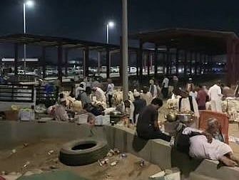 شريطية بمهن عامل وسائق وراعي يحولون أسواق المواشي ليلا لممارسة البيع والشراء في القنفذة