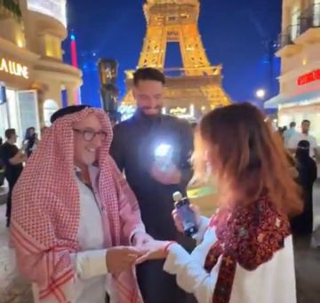 قصة طريفة في موسم الرياض: شخص يتقدم لوالدة البلجيكي سيدرك مقابل برج إيفل! قصة طريفة في موسم الرياض: شخص يتقدم لوالدة البلجيكي سيدرك مقابل برج إيفل!