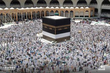 جموع المعتمرين يطوفون بالكعبة وسط أجواء روحانية عامرة بالسكينة والخشوع