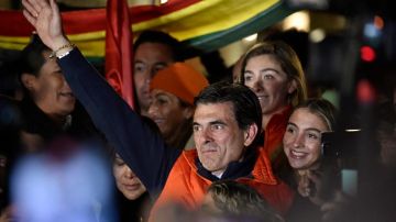 الناخبون في بوليفيا يختارون رودريغو باز رئيسا للبلاد