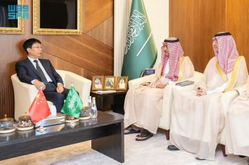 وزير الإعلام يستقبل رئيس صحيفة الشعب الصينية بمناسبة افتتاح مكتبها الإقليمي في الرياض