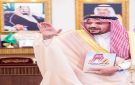 أمير القصيم يتسلم نسخه من كناب الملك سلمان بن عبدالعزيز في عيون الباحثين العرب - sa