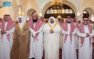 نائب أمير الرياض يؤدي صلاة الميت على والدة الشيخين الشبانات والخثلان - sa