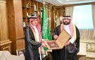 محمد بن عبدالعزيز يستقبل أمين جائزة جازان للتفوق والإبداع - sa