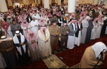 محافظ شرورة يؤدي صلاة الاستسقاء مع جموع المصلين محافظ شرورة يؤدي صلاة الاستسقاء مع جموع المصلين