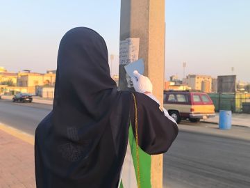 بلدية القطيف تزيل 800 ملصق دعائي بـ80 متطوع