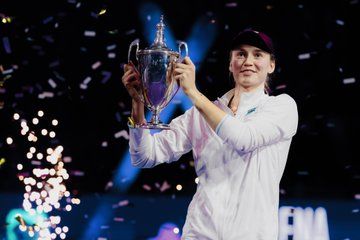 الكازاخستانية ريباكينا بطلة لفردي نهائيات رابطة محترفات التنس 2025