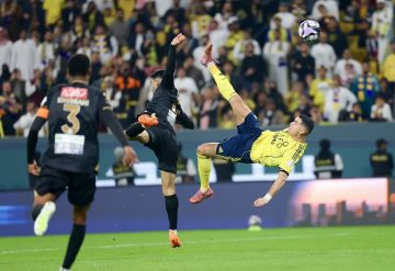 شاهد.. النجم رونالدو يتلألأ في ملعب الأول بارك بهدف سينمائي