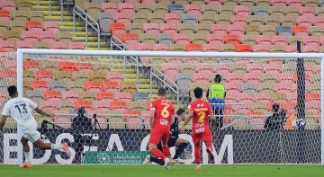 في ليلة تبادل المراكز.. الأهلي بعشرة لاعبين يسقط القادسية بثنائية