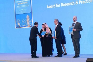 منتدى الجنوب العالمي يمنح فيصل بن معمر جائزة البحث والتطبيق في التنمية العالمية