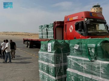 مشاهد من وصول الطائرة الإغاثية السعودية الـ71 لإغاثة غزة إلى مطار العريش مشاهد من وصول الطائرة الإغاثية السعودية الـ71 لإغاثة غزة إلى مطار العريش