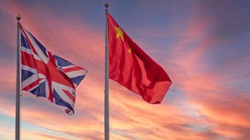 وزيرا خارجية الصين وبريطانيا يبحثان هاتفيا العلاقات الثنائية