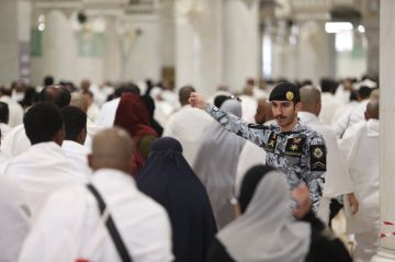 الأمن العام يحث ضيوف الرحمن على الالتزام بعدم الصلاة في صحن المطاف حفاظا على انسيابية الحركة