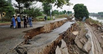 وفاة 11 وفقد 12 في انهيار أرضي بإندونيسيا وفاة 11 وفقد 12 في انهيار أرضي بإندونيسيا