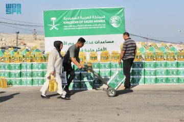 المملكة توزع (972) سلة غذائية و(972) كرتون تمر في مدينة بيروت المملكة توزع (972) سلة غذائية و(972) كرتون تمر في مدينة بيروت