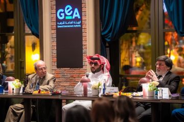 تركي آل الشيخ يجمع أساطير الفن السوري في الرياض ويتلقى هدية دمشقية نادرة (صور فيديوهات)