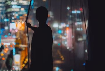 أطفئ المصابيح قبل النوم.. دراسة تربط الضوء الصناعي بأمراض القلب