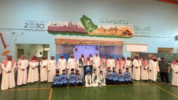 ابتدائية مصعب بن عمير بالخرج تكرم مديرها الأول