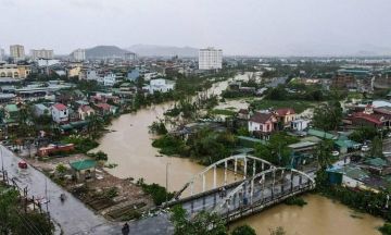 ارتفاع حصيلة ضحايا الفيضانات والانهيارات الأرضية في وسط فيتنام إلى 55 شخصا