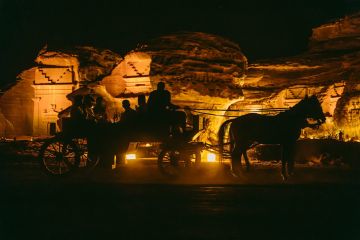 العلا تبهر العالم بإطلاق مهرجان الممالك القديمة 2025 في الحجر