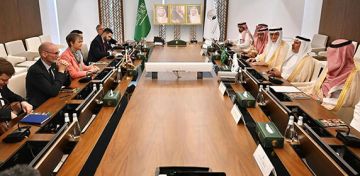 الربيعة ووزيرة خارجية المملكة المتحدة يبحثان الموضوعات الإنسانية