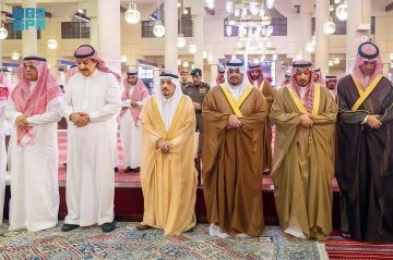 أمير الرياض يؤدي صلاة الميت على والدة الأميرة مها بنت محمد بن سعد الثاني آل عبدالرحمن آل سعود أمير الرياض يؤدي صلاة الميت على والدة الأميرة مها بنت محمد بن سعد الثاني آل عبدالرحمن آل سعود
