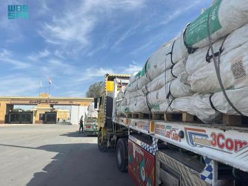 مساعدات إنسانية سعودية جديدة تعبر منفذ رفح متجهة إلى قطاع غزة