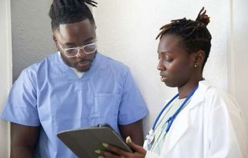 وقت أطول وأجور أقل.. دراسة كندية: استجابات الأطباء لتوقعات مرضاهم قد تسهم في اختلاف رواتب الأطباء