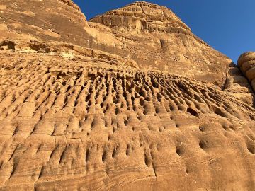 أسرار آلاف السنين على واجهات جبل أثلب.. وسبق تكشف تفسيرها