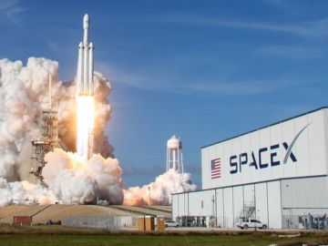 سبيس إكس الأمريكية تطلق مجموعة جديدة من أقمار ستارلينك إلى الفضاء سبيس إكس الأمريكية تطلق مجموعة جديدة من أقمار ستارلينك إلى الفضاء