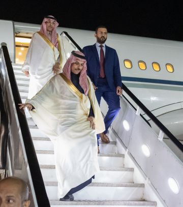 وزير الخارجية يصل إلى جوهانسبرغ لترؤس وفد المملكة في قمة مجموعة العشرين