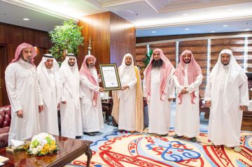 وزير الشؤون الإسلامية يتسلم وسام خدمة القرآن الكريم لعام 2025م من جمهورية قرغيزستان وزير الشؤون الإسلامية يتسلم وسام خدمة القرآن الكريم لعام 2025م من جمهورية قرغيزستان