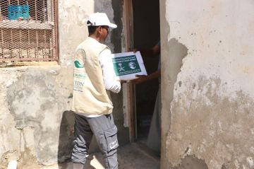  سلمان للإغاثة يوزع 750 كرتون تمر في مديريتي الضليعة وغيل بن يمين بمحافظة حضرموت