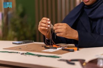 الحرف اليدوية في المملكة.. اقتصاد يتشكل بيد المبدعين ونهضة يقودها بنان الحرف اليدوية في المملكة.. اقتصاد يتشكل بيد المبدعين ونهضة يقودها بنان