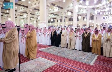 أمير الرياض يؤدي صلاة الميت على فهد بن سعود بن مشاري آل سعود أمير الرياض يؤدي صلاة الميت على فهد بن سعود بن مشاري آل سعود