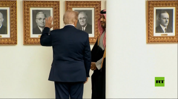 ترامب يصطحب ولي العهد السعودي شخصيا في جولة داخل البيت الأبيض ترامب يصطحب ولي العهد السعودي شخصيا في جولة داخل البيت الأبيض
