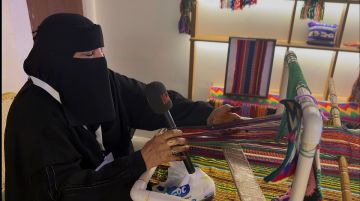 شاهد.. في مهرجان الوليمة.. شغف ربع قرن يدفع أم سعد لصناعة السدو دون كلل