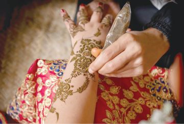 الحنـاء فـن ثقافي.. بيـن العلم والتقاليـد